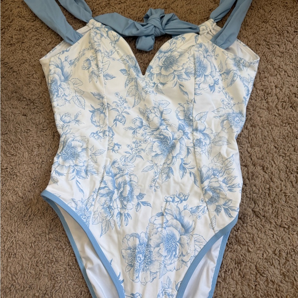 Cupshe Blue Floral One Piece Swimsuit - Picture 3 of 4